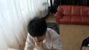 暇なギャル女子校生がクラスメイトのガリ勉男にちょっかいだして色仕掛けする