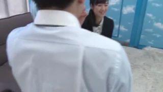 巨乳の女性会社員が女の体を知らない男を優しく筆おろし