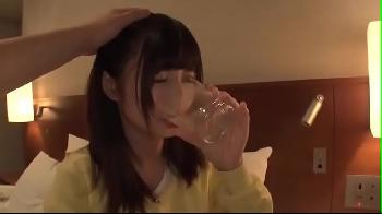 ホテルの部屋で素人娘に酒を呑ませて凄く酩酊した状況で調教膣射中出し交尾