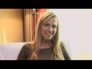 ブロンドの巨乳熟女人妻との情熱的な性交で白濁気分良くスペルマ射精