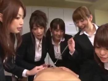 女性会社員達に囲まれてペニス弄られてビクビク射精待った無し