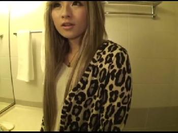 ガチ素人の金髪ギャルが便所でのフェラ&ハメ撮りで痙攣絶頂