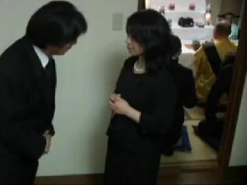 夫の葬儀中に間男と種付け子作り性交する不謹慎で淫らな人妻