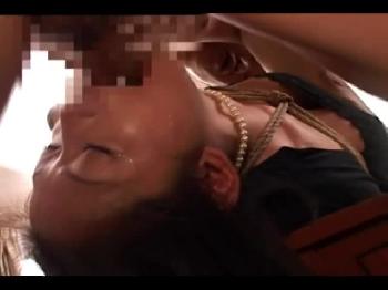 涙が出るほど喉奥にペニスをねじ込まれる調教中の人妻