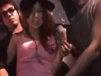 クラブにいたパリピギャルを囲んで複数ペニスで大量ぶっかけ食らわす