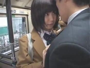 通学のバス内で気に入った男にアプローチし掛けて性交する女子校生