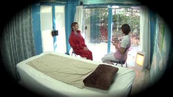 無料マッサージを受けたお姉さんが性感帯を突かれて性的興奮し性行為を熱望し始める