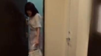 マッサージ担当が男で戸惑いを見せる美女会社員が少しずつ快感を得て性行為する