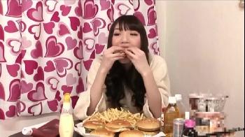 大食いギャルがたらふく食べてボテった腹で食後セックス