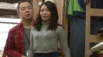 マネキンになりきった動けないお姉さんが黙々と犯され続ける