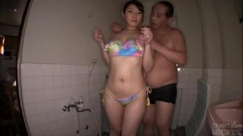 子持ちなのにお尻の肉をはみ出しながら男を捕獲して性行為するワイセツ人妻