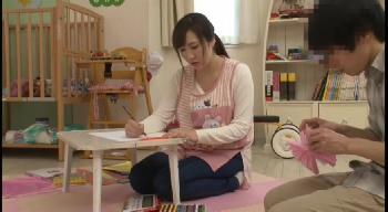 まだ経験がない男性に狙いを定めた実は淫らな保母さん