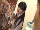 図書館で美少女女子校生の近くにエロ本を置く→気づいた彼女がそれを見て性的興奮してすぐ挿入