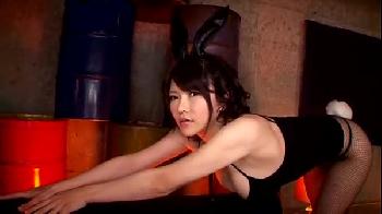 バニーのコスプレをした魅惑的な女子をバックで挿入して顔面射精