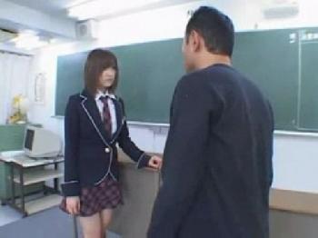 放課後の教室で変態教師に中出し性暴行喰らう美少女女子校生