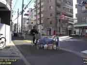 無防備すぎるミニスカート奥さんに業者の男が耐えられず理性を失って襲いかかる