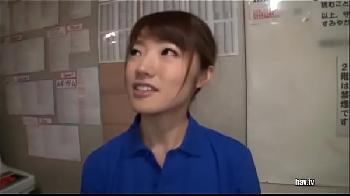 バイトが始まる前に事務所で同僚と始める超肉食女の子