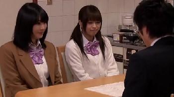 とても綺麗な姉妹に興奮が止まらない義理の父が耐えきれず3P暴発