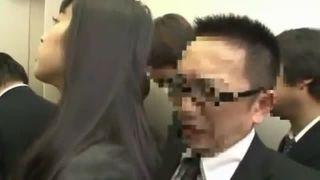 エレベーターで痴漢した男に逆に尻を押し付けて官能的に誘い性行為させる女性会社員W