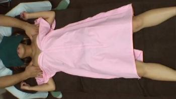 素人ギャルが際どいマッサージを受けて気持ち良くなりペニスを受け入れる