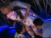 乳首がコリコリに勃起したコスプレナースを輪姦膣内射精