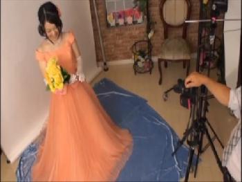 結婚を控えているのにカメラマンの桁違いなペニスに目を奪われてしまう淫らな人妻