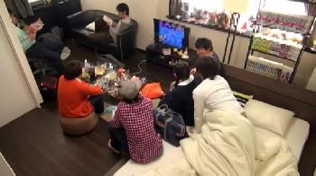 様々な男からペニスを挿入されて精液がミックスされる美少女