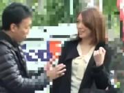 人妻が軟派男の肉棒でハードピストンされマン汁吹き出しながら絶頂