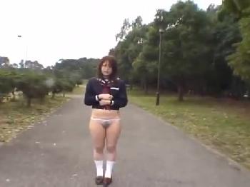 路上で露出して興奮する素人娘を遠慮なく顔面射精ハメ