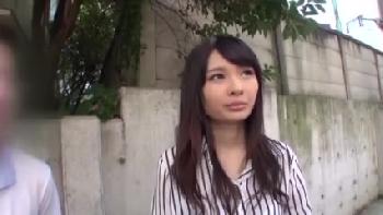 待ち合わせで暇そうだった美女にワイセツな悪戯