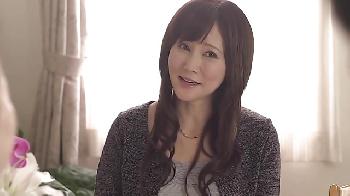 家に遊びに来たとても綺麗な母の友人に色仕掛けされて禁断SEX