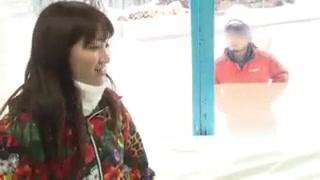 彼氏の近くで中出し喰らう23歳ピアノ講師の巨乳素人娘