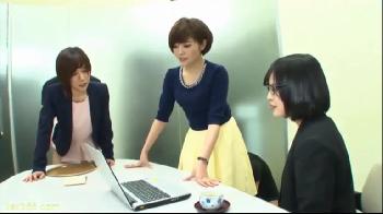 覆面男から挿入されながらも仕事を着実にこなしていく変態女性会社員W