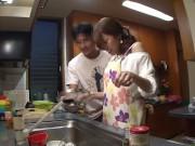 料理中の奥さんが夫の勃起したペニスへ猥褻なフェラチオ