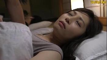 夫が横にいるのに彼の部下と浮気を繰り広げるビッチ妻