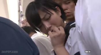女子校生がバスで痴漢に遭うも気持ち良すぎて毎日同じバスに乗って痴漢される