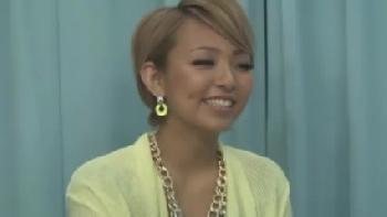 金髪の色黒ギャルの奥を突き続けると潮をまき散らして絶頂