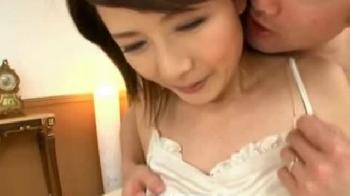 様々な大人の玩具を渡されて自慰する熟女人妻に更なる快楽を与える