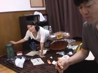 息子の同級生の男を魅惑的に誘い中出し性交する淫らな人妻