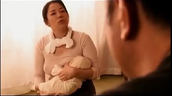 乳首が服の上からでもわかるほど勃起しているポッチャリ人妻