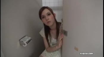 ペニスに目がないハーフお姉さんが便所へ連れ込み得意のゴックンフェラ