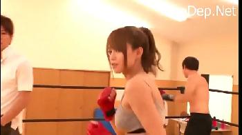 女子トレーニーが乳首を浮かせつつトレーナーを挑発