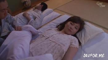 友人の嫁があまりにも魅力的な女体だったので興奮して夜這い中出し