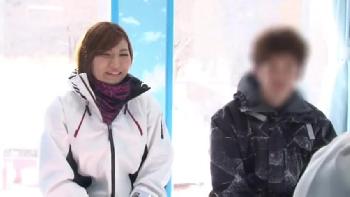 友人のマッサージで発情→盗撮されているのに性交する素人娘