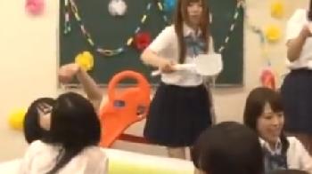 女子校生ギャル軍団が文化祭でとんでもないエロ企画を実行するW