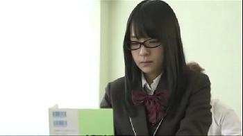 一見清楚系に見えて体を交えると豹変するメガネ女子校生