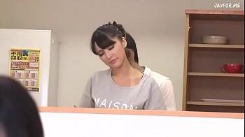 弟が睡眠中の姉の脚を触る→バレて尻軽ギャルな姉が禁断交尾に誘導W