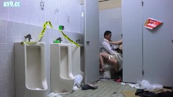 男子便所に忍び込んで入ってきた男を魅惑的に誘い即挿入する痴女娘W