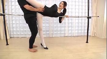 ダンスのインストラクターが以前から目をかけていた生徒と性的行為