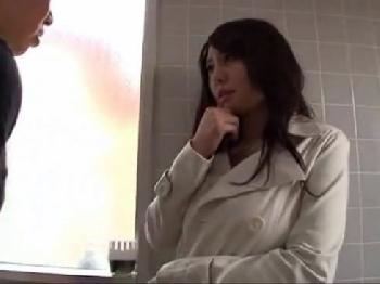 露出狂の変態巨乳お姉さんを公衆便所で立ったまま性行為する